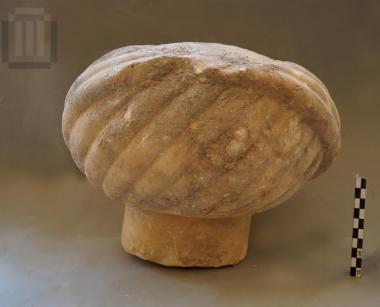 Επίστεψη επιτύμβιας στήλης