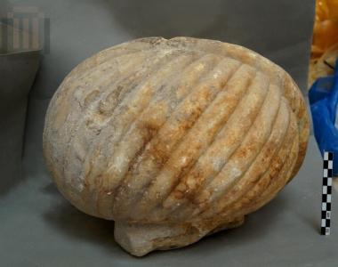 Επίστεψη επιτύμβιας στήλης