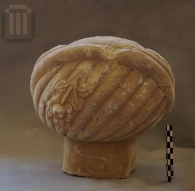 Επίστεψη επιτύμβιας στήλης