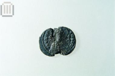 Μολυβδόβουλλο του Θεοδώρου, βασιλικού πρωτοσπαθάριου επί του Χρυσοτρικλίνου και στρατηγού Ελλάδος, 10ος αι.