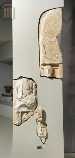 Τμήματα ανάγλυφης παραστάδας με παράσταση Διός και Ερμή