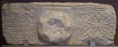 Marble altarscreen architave