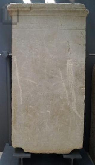 Ενεπίγραφο βάθρο με συμφυή επίστεψη