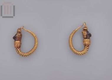 Ζεύγος χρυσών ενωτίων με κεφαλές νέγρων