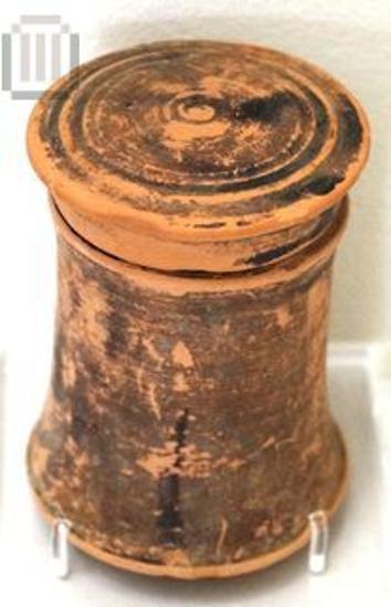 Black-glazed liddes pyxis