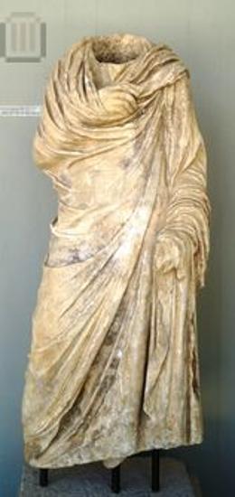 Μαρμάρινο ακέφαλο άγαλμα ιματιοφόρου ανδρός