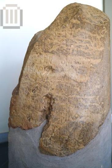 Τμήμα ενεπίγραφου αρράβδωτου κίονα