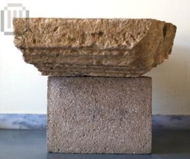 Κυματιοφόρος επίστεψη βάθρου χάλκινου αγάλματος