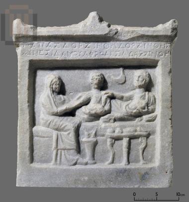 Μαρμάρινη ενεπίγραφη επιτύμβια στήλη με ανάγλυφη παράσταση