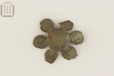 Χάλκινο περίαπτο σε σχήμα άνθους με έξι πέταλα