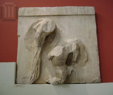 Μετόπη με παράσταση πολεμιστών