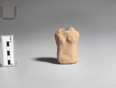 Τμήμα πήλινου ειδωλίου γυναικείας μορφής