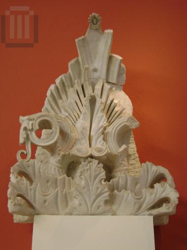 Ανθεμωτή επίστεψη επιτύμβιας στήλης