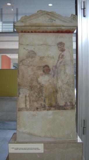 Επιτύμβια αετωματική στήλη με γραπτή παράσταση οικογένειας