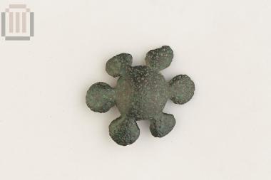 Χάλκινο περίαπτο σε σχήμα άνθους με έξι πέταλα