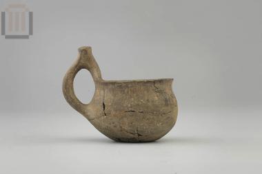 Πήλινο κύπελλο με υπερυψωμένη λαβή