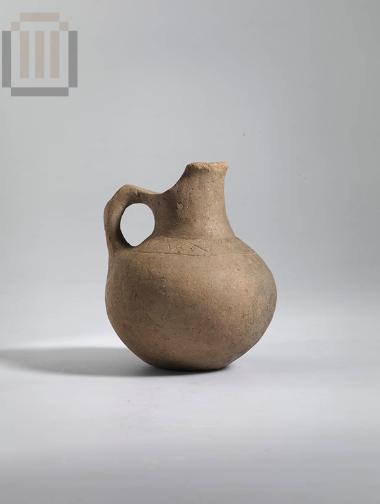 Πήλινη οπισθότμητη πρόχους με εγχάρακτη διακόσμηση