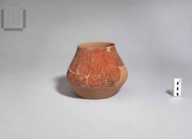 Πήλινο απιόσχημο αγγείο με «ξεστή» διακόσμηση