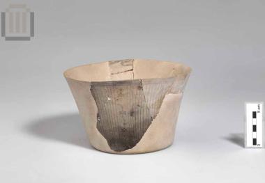 Πήλινο κολουροκωνικό κύπελλο με γραπτή διακόσμηση