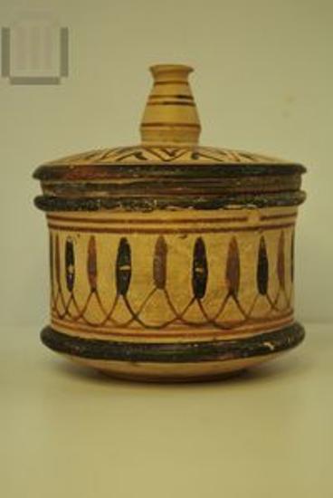 Pyxis with lid