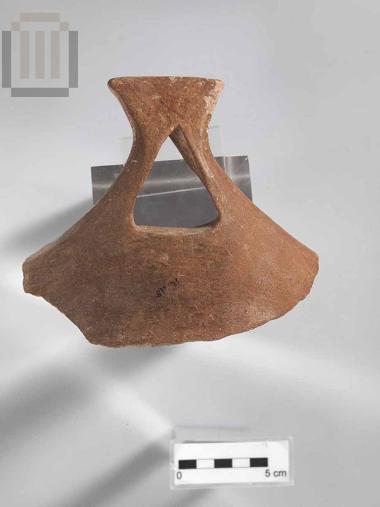 Τμήμα πήλινης φιάλης με διχαλωτή λαβή