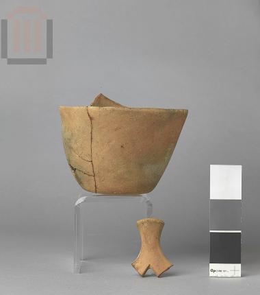 Bowl- shaped vase