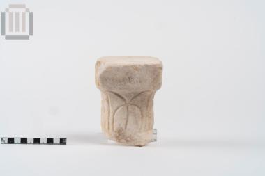 Κιονίσκος με συμφυές κιονόκρανο