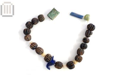 Glass necklace beads