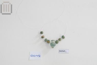Glass necklace beads