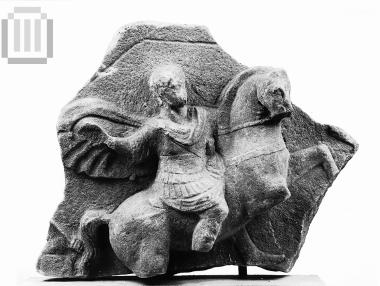 Τμήμα μαρμάρινου επιτύμβιου αναγλύφου με παράσταση ιππέα