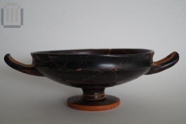 Black painted kylix/cup