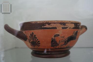 Αττικός μελανόμορφος σκύφος