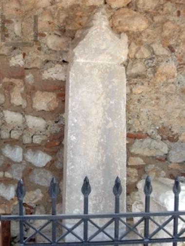 Λίθινη αετωματική στήλη