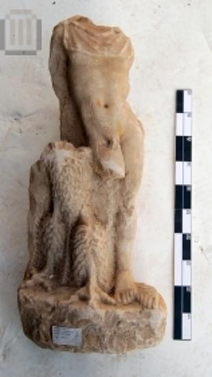 Μαρμάρινο τραπεζοφόρο με πλαστική διακόσμηση Γανυμήδη με αετό