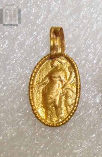 Gold pendant with depiction of Tyche-Fortuna