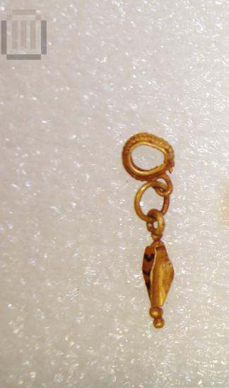 Gold lanceolate pendant