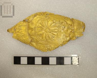 Rhomboid mouthpiece of gold sheet with matrix-hammered relief decoration
