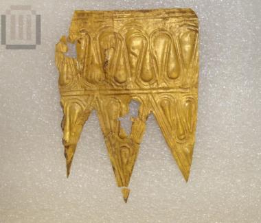 Gold sheet with three triangular projections and matrix-hammered relief decoration