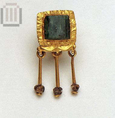 Gold earring with emerald