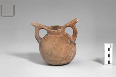 Πήλινο δίωτο κανθαρόσχημο αγγείο