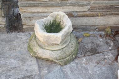 Round base with inherent vase