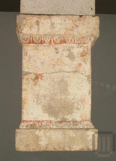 Πώρινος βωμίσκος με γραπτή διακόσμηση