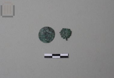 Δύο χάλκινα δισκάρια από κιβωτίδιο (;)