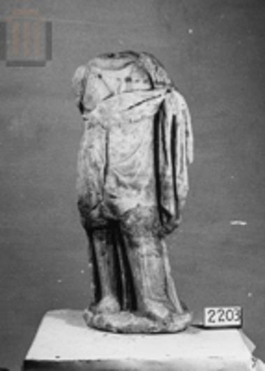 Αγαλμάτιο κόρης που πατά σε πλίνθο