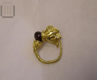 Χρυσό ενώτιο διακοσμημένο με λεοντοκεφαλή από το Όρραον