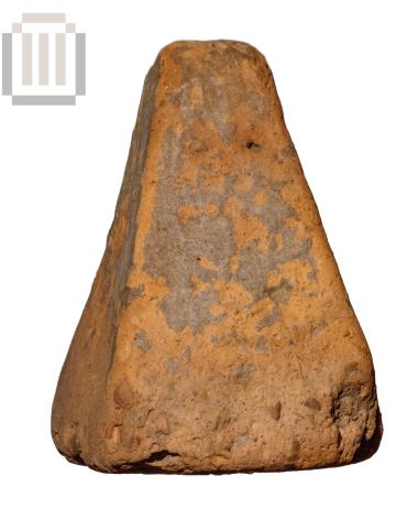 Πυραμιδόσχημη αγνύθα από τη Βίτσα