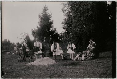 Agape champêtre de la mission artistique en Grèce, aux mayens le 8 août 1908 (Υπαίθρια συνεστίαση της καλλιτεχνικής αποστολής στην Ελλάδα, στο εξοχικό στις 8 Αυγούστου 1908)
