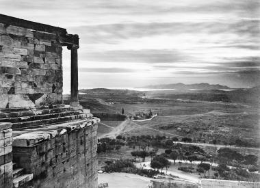 Temple d’ Athena Nike et Salamine vu du haut des Propylees au soleil couchant (Ο Ναός της Αθηνάς Νίκης και η Σαλαμίνα, ιδωμένα από την κορυφή των Προπυλαίων στο ηλιοβασίλεμα)
