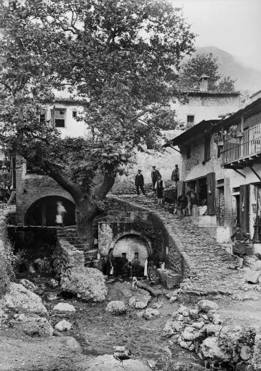 Paramythia, la fontaine  sous le platane (Παραμυθιά, η κρήνη κάτω από τον πλάτανο)