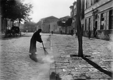 Smyrne, femme turque balayant, VII 19 (Σμύρνη, τουρκάλα οδοκαθαρίστρια, Ιούλιος 1919)
